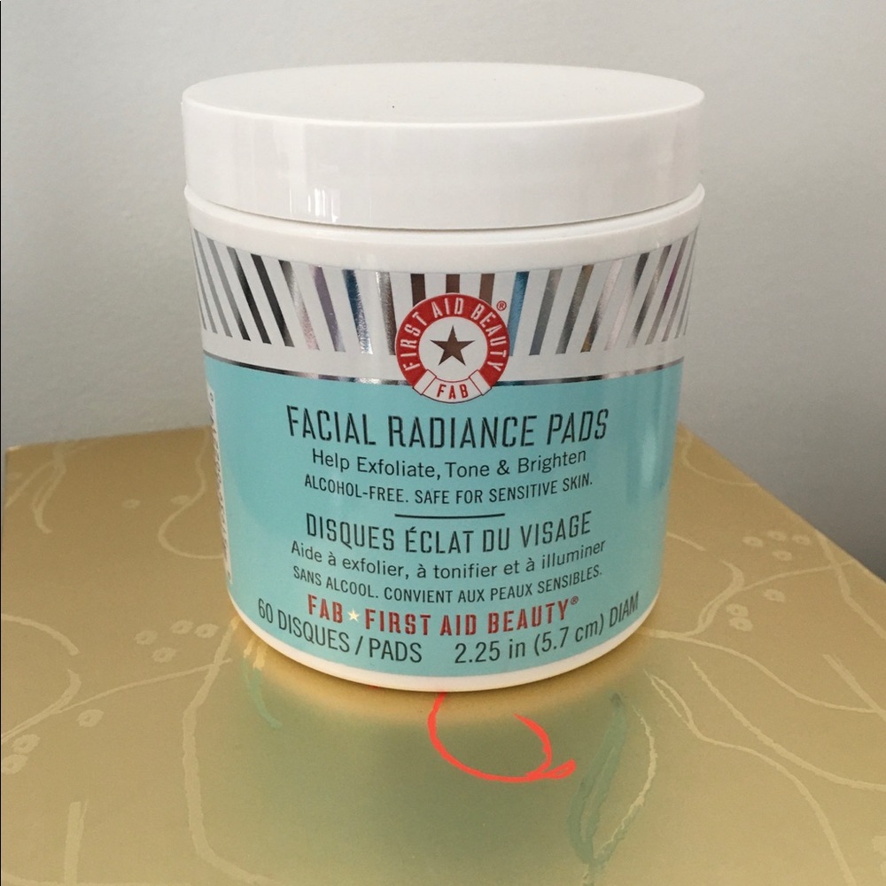 FIRST AID BEAUTY Facial Radiance Pads